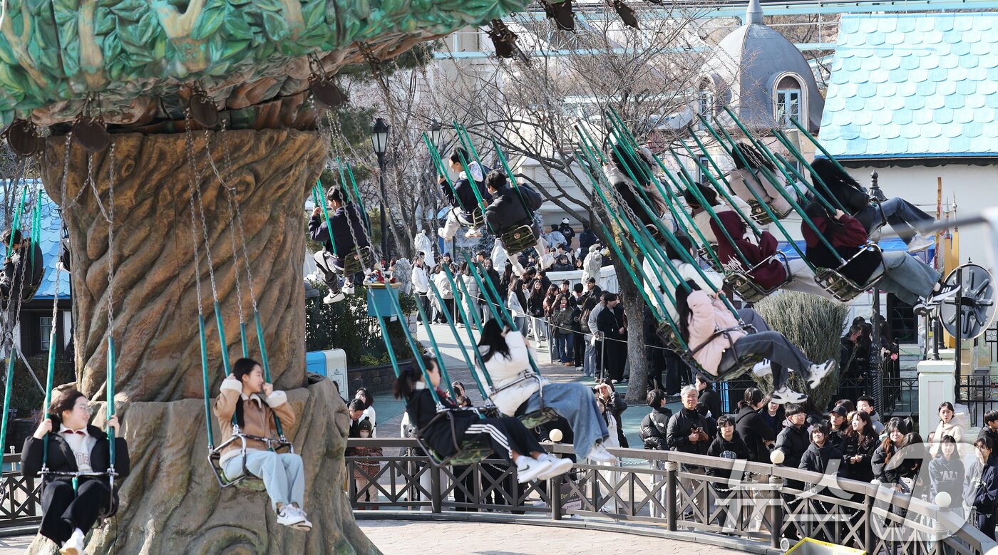 본문 이미지 - 2일 오전 서울 송파구 롯데월드 어드벤처를 찾은 시민들이 회전그네를 탑승하고 있다. 롯데월드 어드벤처는 이날 회전그네와 번지드롭, 머킹의 회전목마 3종의 어트렉션의 운행을 마친다. 2025.2.2/뉴스1 ⓒ News1 장수영 기자