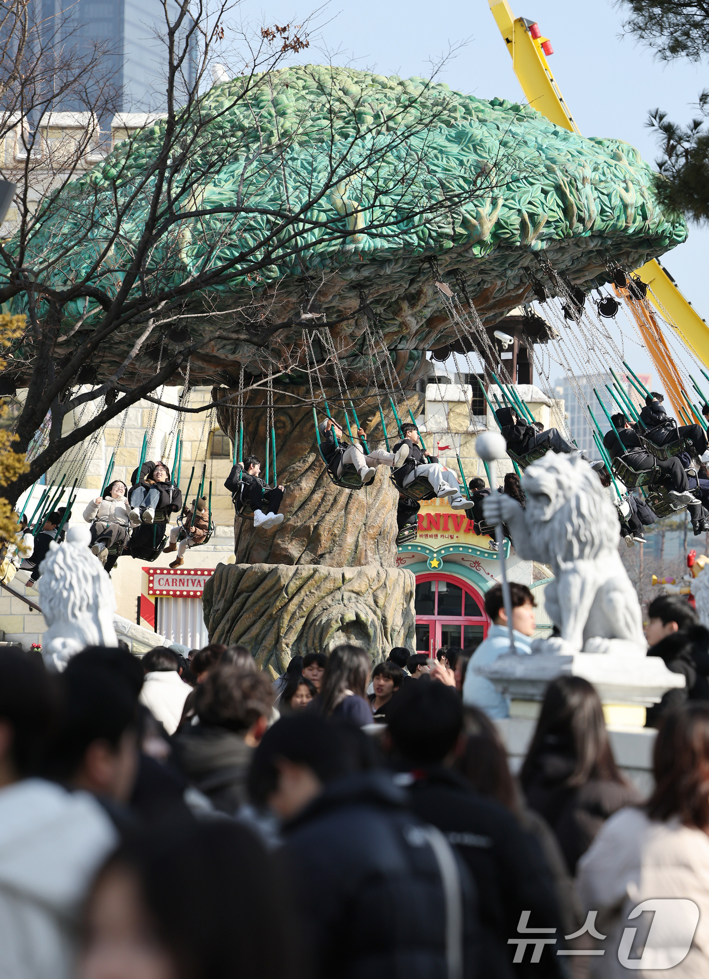 (서울=뉴스1) 장수영 기자 = 2일 오전 서울 송파구 롯데월드 어드벤처를 찾은 시민들이 회전그네를 탑승하고 있다.롯데월드 어드벤처는 이날 회전그네와 번지드롭, 머킹의 회전목마 3 …