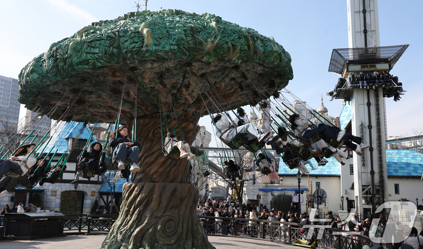 (서울=뉴스1) 장수영 기자 = 2일 오전 서울 송파구 롯데월드 어드벤처를 찾은 시민들이 회전그네와 번지드롭을 탑승하고 있다.롯데월드 어드벤처는 이날 회전그네와 번지드롭, 머킹의 …