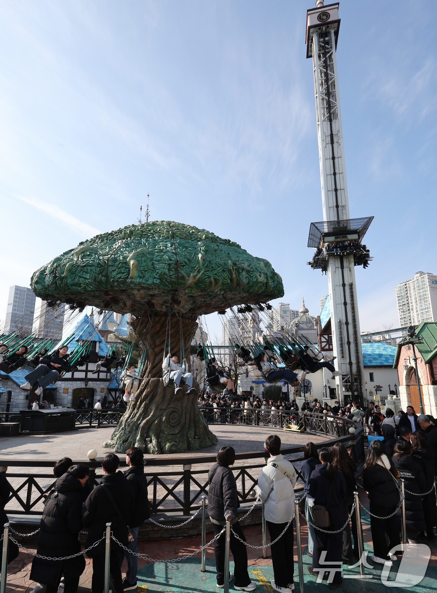 (서울=뉴스1) 장수영 기자 = 2일 오전 서울 송파구 롯데월드 어드벤처를 찾은 시민들이 회전그네와 번지드롭을 탑승하고 있다.롯데월드 어드벤처는 이날 회전그네와 번지드롭, 머킹의 …