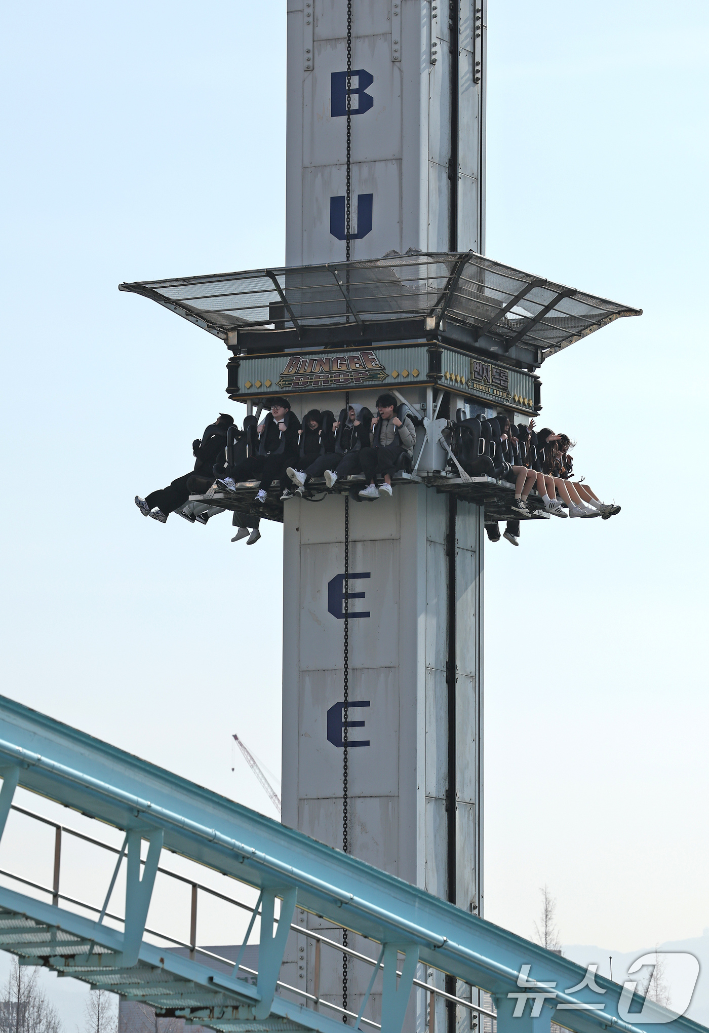 (서울=뉴스1) 장수영 기자 = 2일 오전 서울 송파구 롯데월드 어드벤처를 찾은 시민들이 번지드롭을 탑승하고 있다.롯데월드 어드벤처는 이날 회전그네와 번지드롭, 머킹의 회전목마 3 …