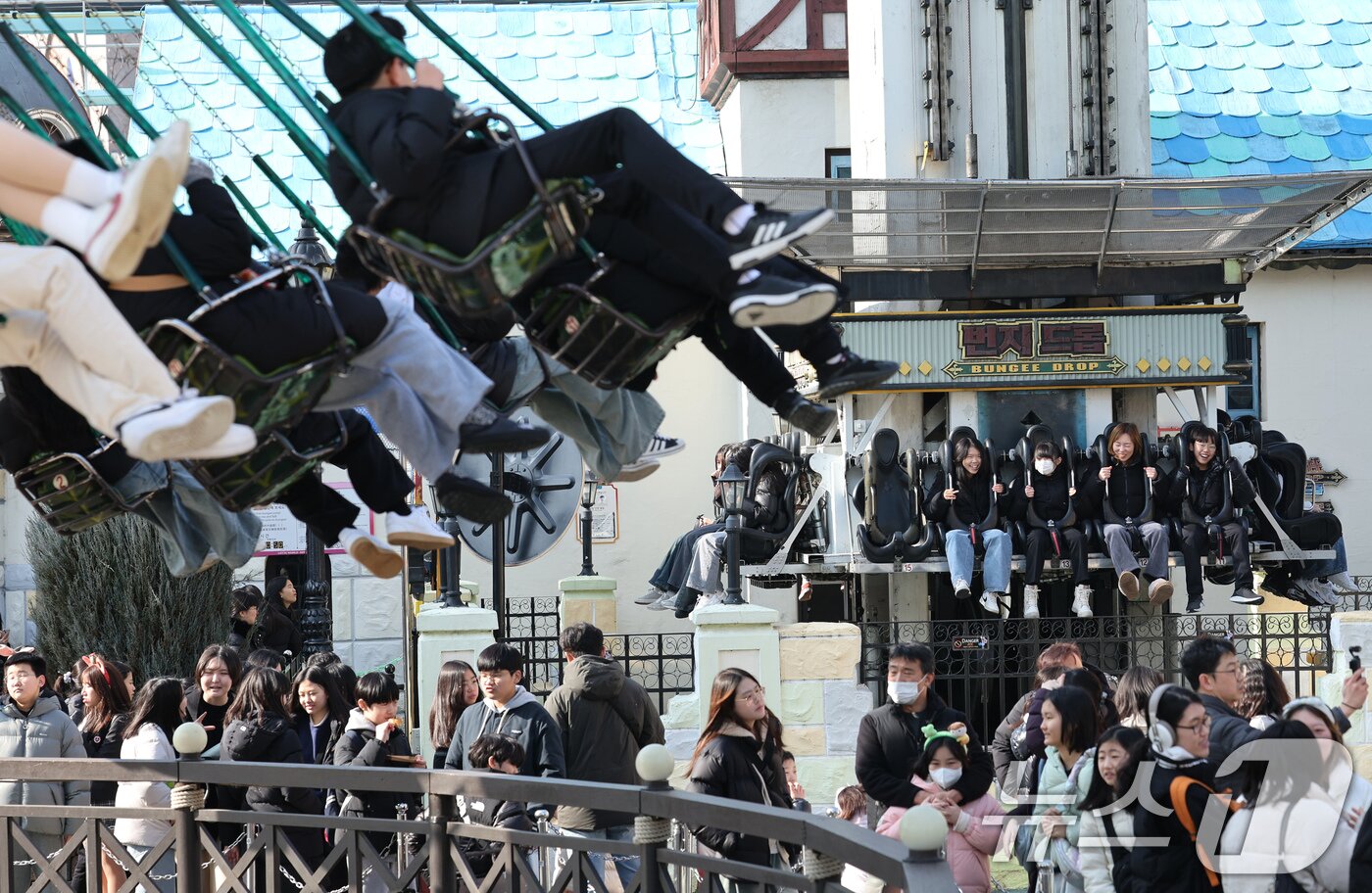 본문 이미지 - 2일 오전 서울 송파구 롯데월드 어드벤처를 찾은 시민들이 회전그네와 번지드롭을 탑승하고 있다. 롯데월드 어드벤처는 이날 회전그네와 번지드롭, 머킹의 회전목마 3종의 어트렉션의 운행을 마친다. 2025.2.2/뉴스1 ⓒ News1 장수영 기자
