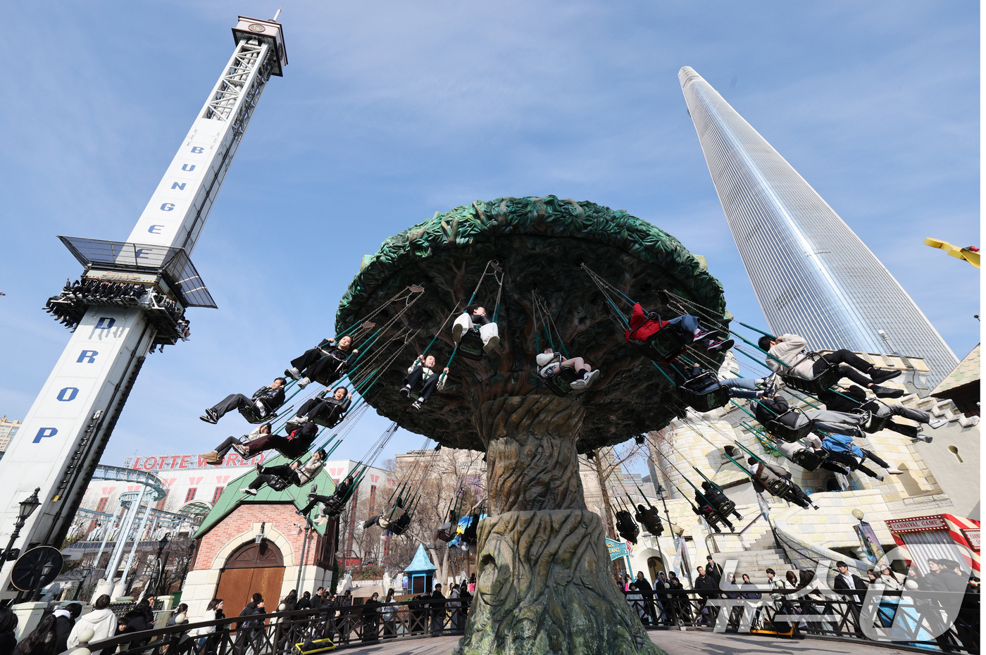 (서울=뉴스1) 장수영 기자 = 2일 오전 서울 송파구 롯데월드 어드벤처를 찾은 시민들이 회전그네와 번지드롭을 탑승하고 있다.롯데월드 어드벤처는 이날 회전그네와 번지드롭, 머킹의 …