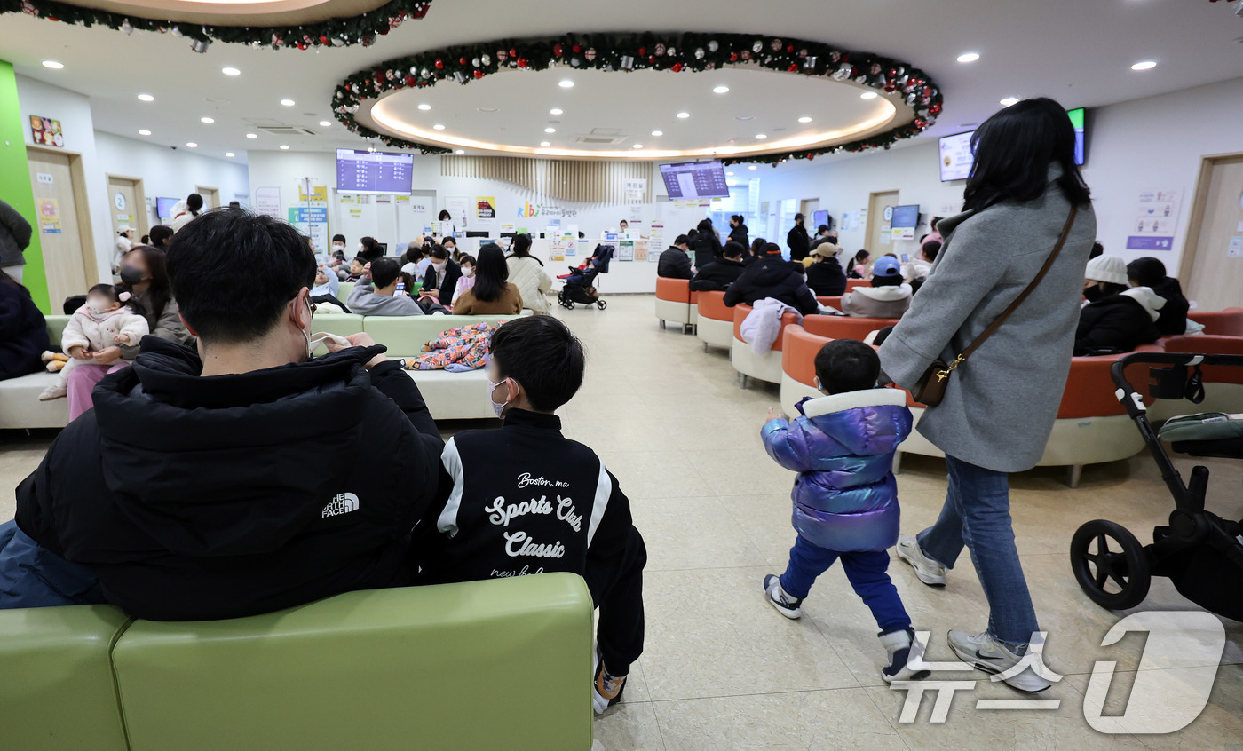 (서울=뉴스1) 박지혜 기자 = 2일 서울의 한 어린이 전문병원이 진료를 기다리는 환자와 보호자들로 붐비고 있다.지난해 2월 2000명 의대증원 발표로 촉발된 의정갈등이 이달로 1 …