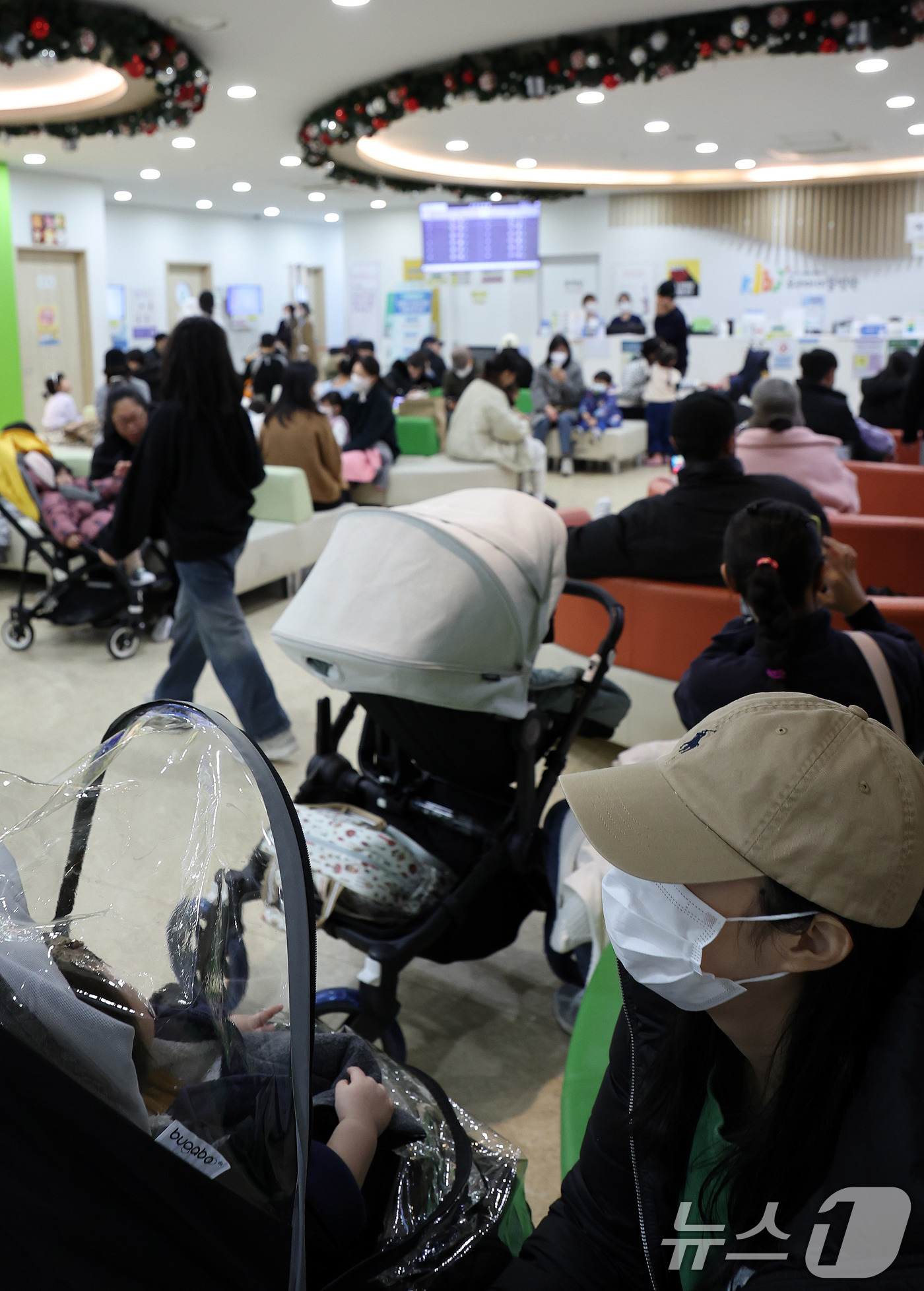 (서울=뉴스1) 박지혜 기자 = 2일 서울의 한 어린이 전문병원이 진료를 기다리는 환자와 보호자들로 붐비고 있다.지난해 2월 2000명 의대증원 발표로 촉발된 의정갈등이 이달로 1 …