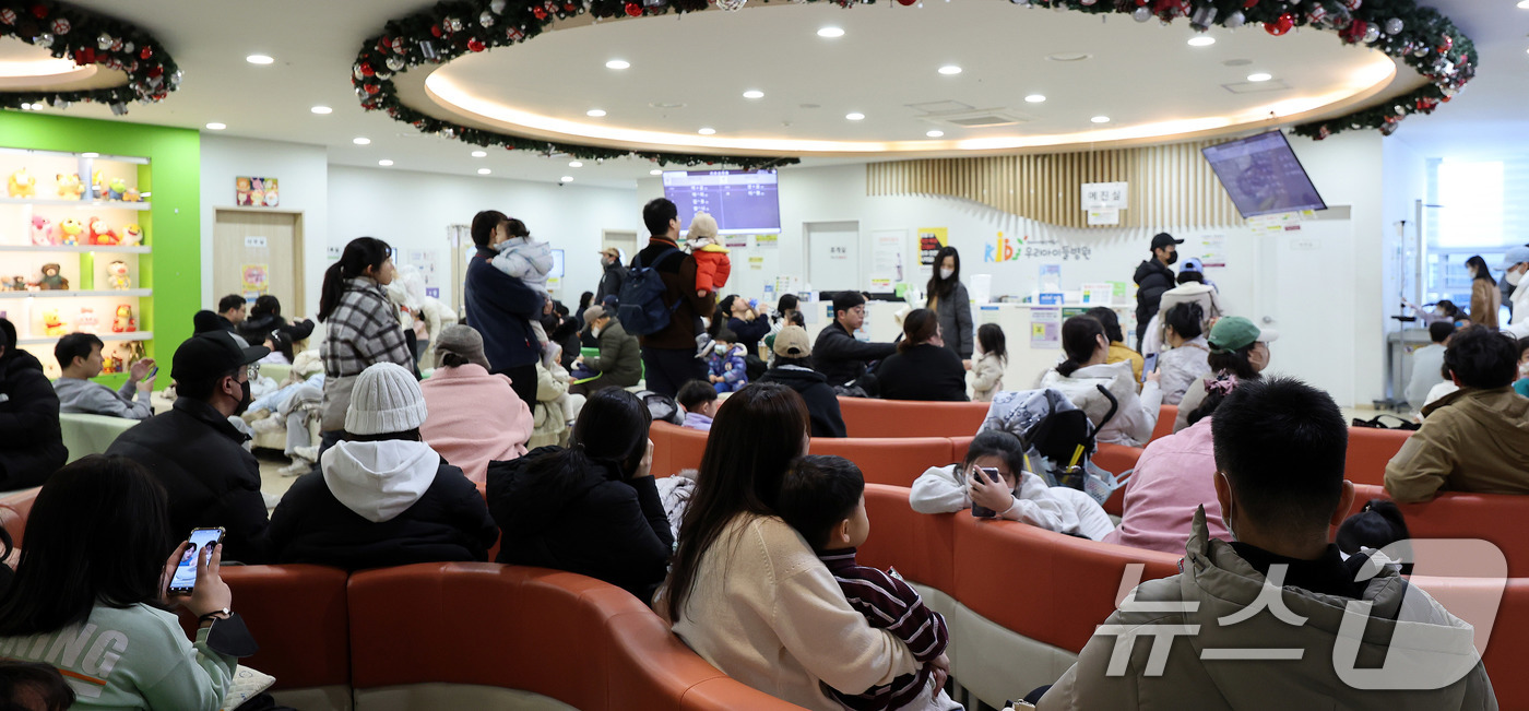 (서울=뉴스1) 박지혜 기자 = 2일 서울의 한 어린이 전문병원이 진료를 기다리는 환자와 보호자들로 붐비고 있다.지난해 2월 2000명 의대증원 발표로 촉발된 의정갈등이 이달로 1 …