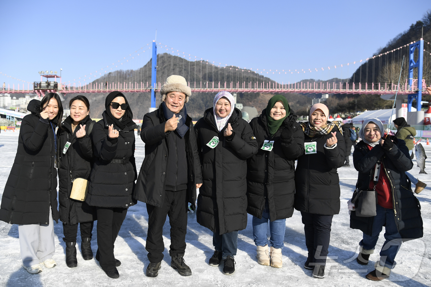 (화천=뉴스1) 윤왕근 기자 = 화천산천어축제 폐막일인 2일, 이른 아침 축제장을 찾은 말레이시아 관광객들이 축제장 점검 중인 최문순 화천군수(사진 가운데)를 만나 기념촬영을 하고 …