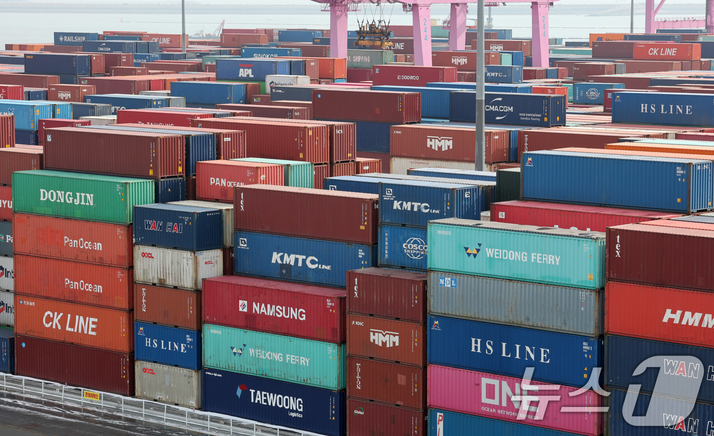 (인천=뉴스1) 박세연 기자 = 2일 인천시 연수구 인천신항에 컨테이너들이 쌓여있다.2025년 1월 수출이 지난해 같은 달에 비해 10.3% 감소했다. 올해 설 연휴가 낀 탓에 조 …