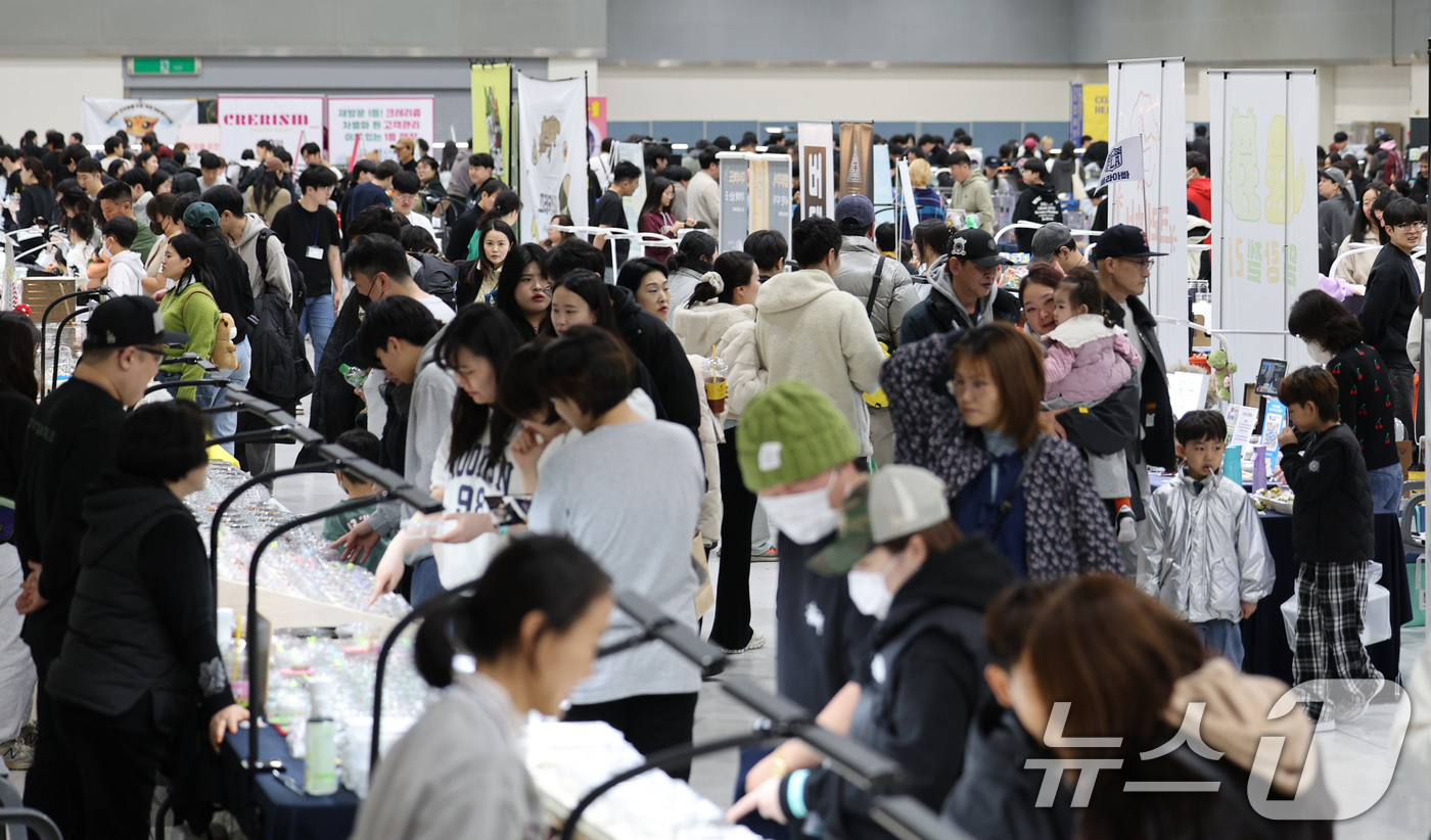 (서울=뉴스1) 장수영 기자 = 2일 오후 서울 서초구 aT센터에서 열린 서울 K렙타일페어를 찾은 관람객이 도마뱀붙이(게코) 등 이색 애완동물을 살펴보고 있다. 2025.2.2/뉴 …