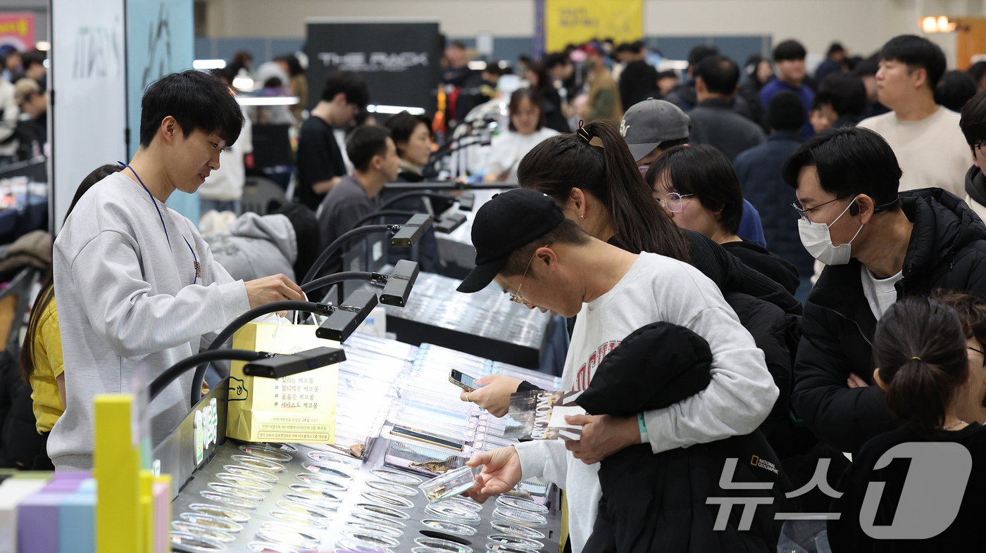 (서울=뉴스1) 장수영 기자 = 2일 오후 서울 서초구 aT센터에서 열린 서울 K렙타일페어를 찾은 관람객이 도마뱀붙이(게코) 등 이색 동물을 살펴보고 있다. 2025.2.2/뉴스1 …