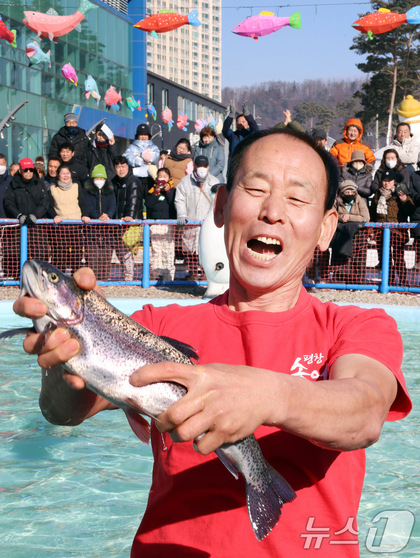 (서울=뉴스1) 김진환 기자 = 2일 오후 강원 평창군 진부면 오대천 일원에서 열린 제16회 평창송어축제를 찾은 관광객이 송어를 들어 보이고 있다. (평창군 제공) 2025.2.2 …