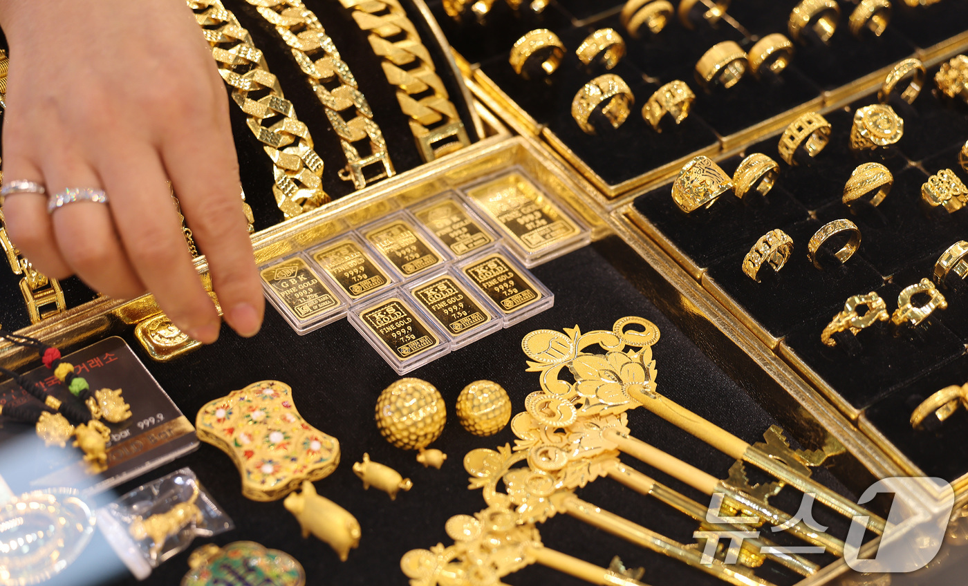 (서울=뉴스1) 임세영 기자 = 도널드 트럼프 미국 대통령의 관세 위협으로 안전자산 선호가 높아지며 국제 금값이 역대 최고가를 경신한 2일 서울 종로구에 위치한 귀금속도매상점에서 …