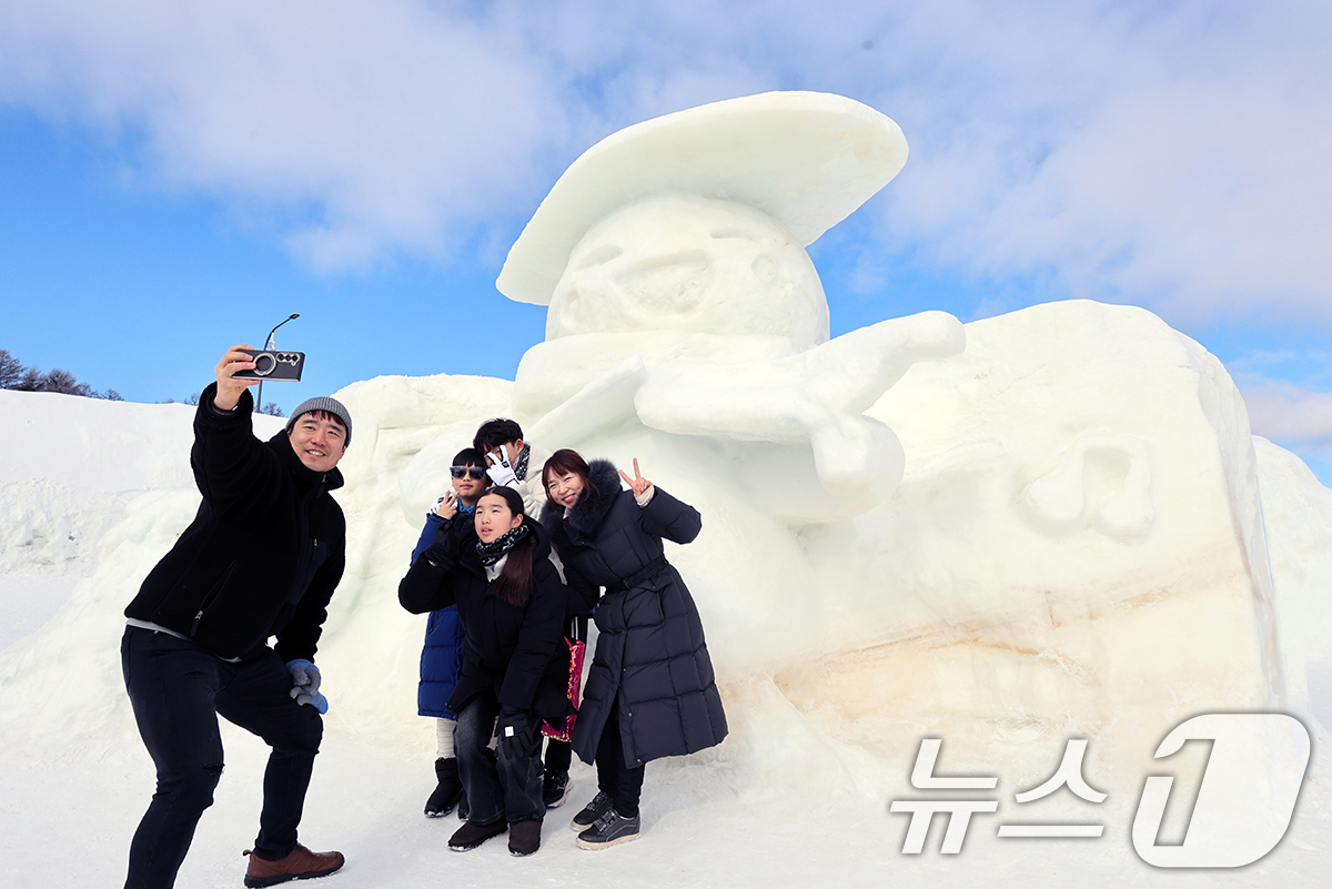 (서울=뉴스1) 김진환 기자 = 2일 오후 강원도 평창군 대관령면 송천 일원에서 열린 '제31회 대관령눈꽃축제'를 찾은 관광객들이 눈조각존에서 축제를 즐기고 있다. (평창군 제공) …