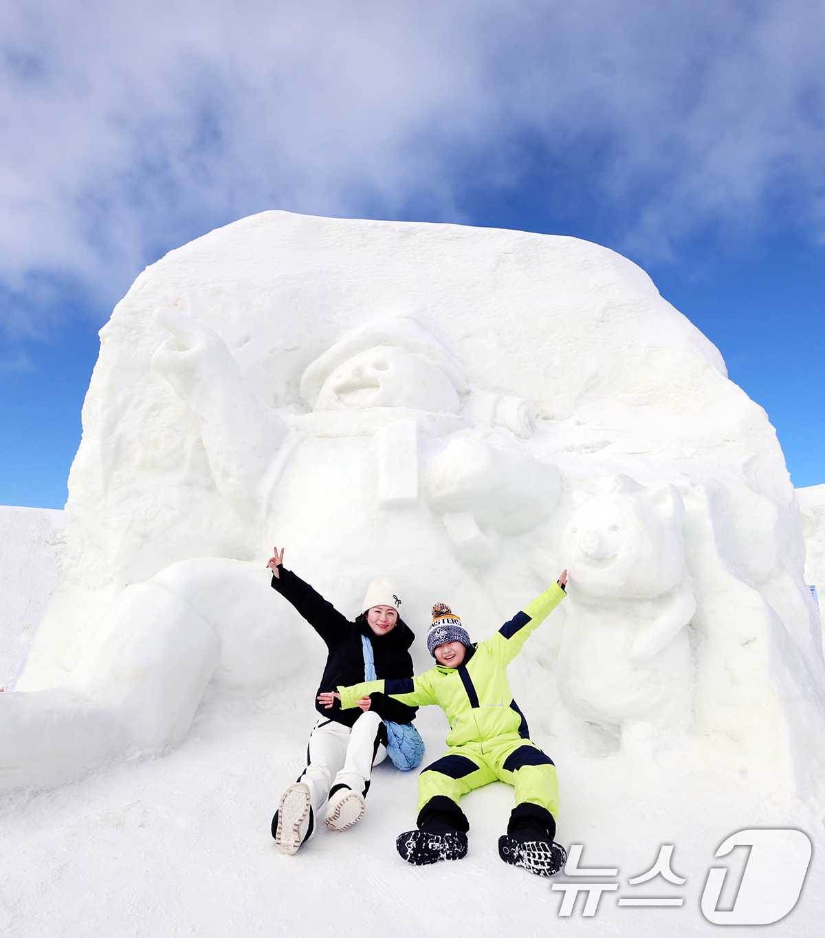 (서울=뉴스1) 김진환 기자 = 2일 오후 강원도 평창군 대관령면 송천 일원에서 열린 '제31회 대관령눈꽃축제'를 찾은 관광객들이 눈조각존에서 축제를 즐기고 있다. (평창군 제공) …