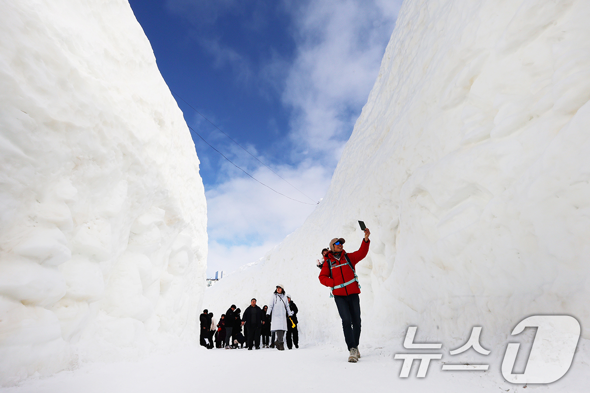 (서울=뉴스1) 김진환 기자 = 2일 오후 강원도 평창군 대관령면 송천 일원에서 열린 '제31회 대관령눈꽃축제'를 찾은 관광객들이 6미터 높이의 대관령루트에서 축제를 즐기고 있다. …
