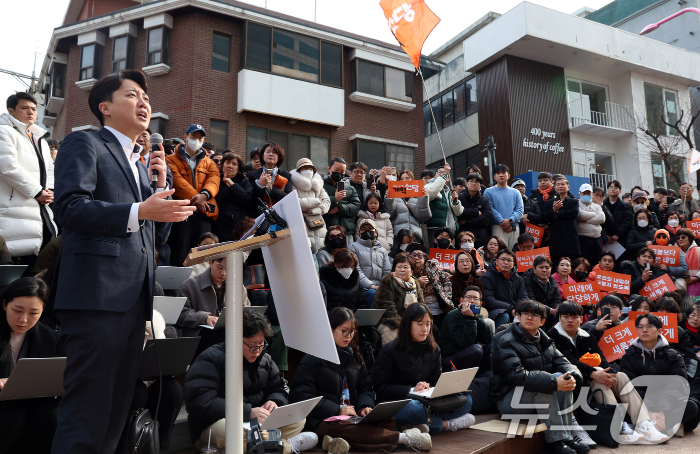 (서울=뉴스1) 김명섭 기자 = 이준석 개혁신당 국회의원이 2일 서울 마포구 홍대거리에서 현안 기자회견을 하고 있다. 2025.2.2/뉴스1
