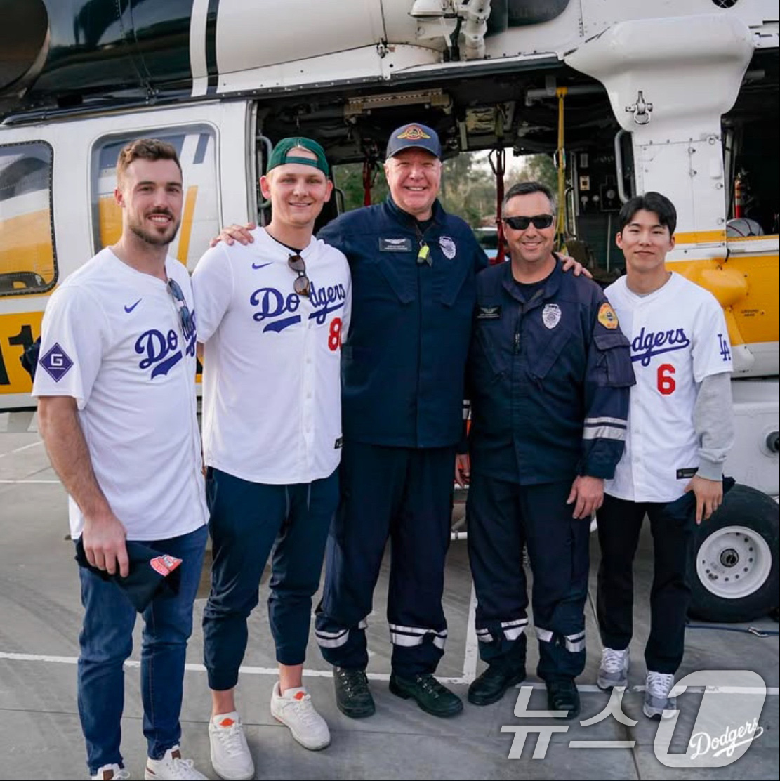 (서울=뉴스1) 김진환 기자 = LA 다저스 김혜성(오른쪽)이 지난 1일(한국시간) 미국 LA 카운티 소방서 캠프 2에서 열린 다저스 러브 LA 커뮤니티 투어에 참석해  팀 동료 …
