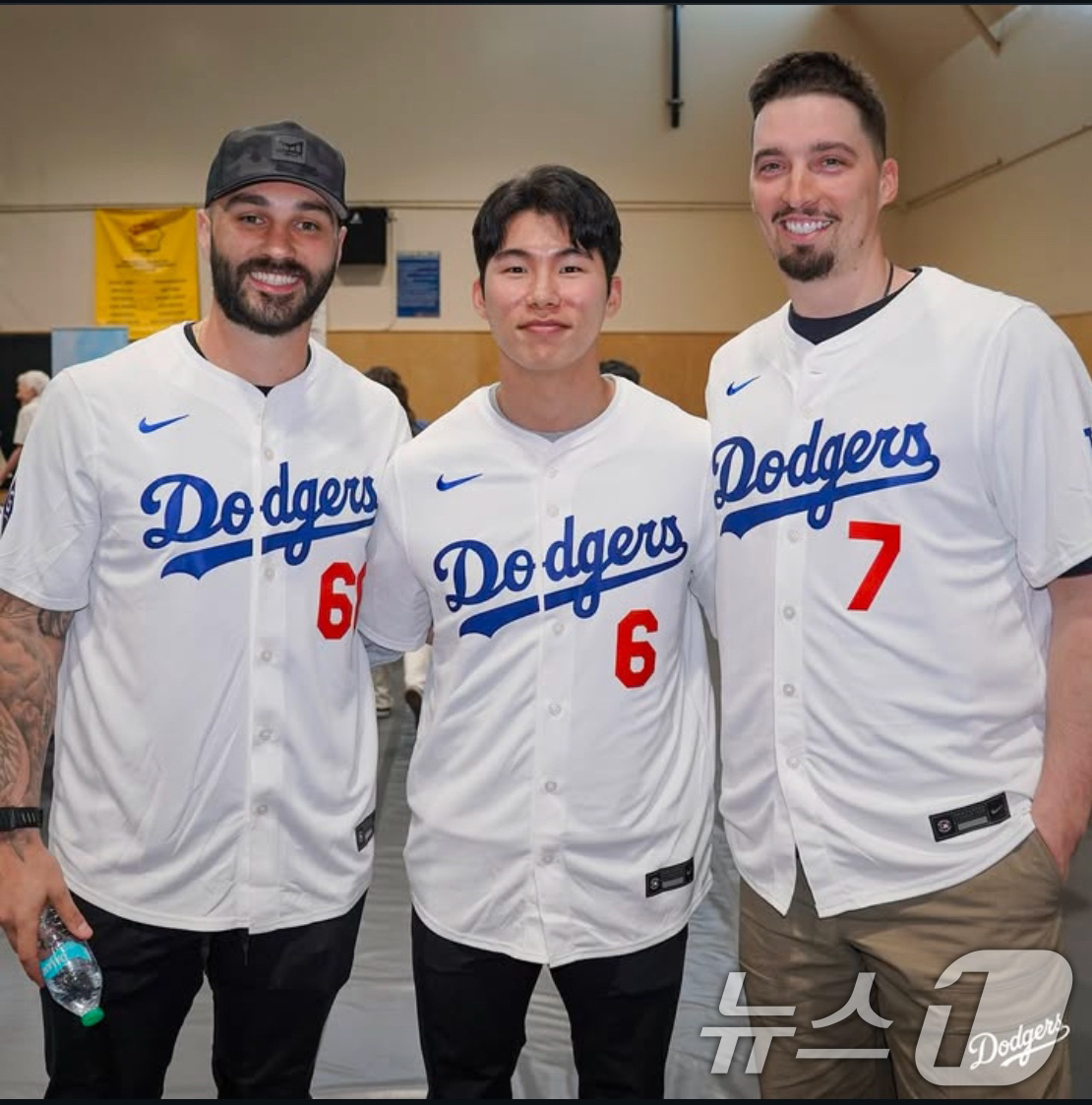 (서울=뉴스1) 김진환 기자 = LA 다저스 김혜성이 지난 1일(한국시간) 미국 로스엔젤레스 패서디나의 로빈슨 파크 레크리에이션 파크에서 재키 로빈슨의 생일과 다저스 러브 LA 커 …