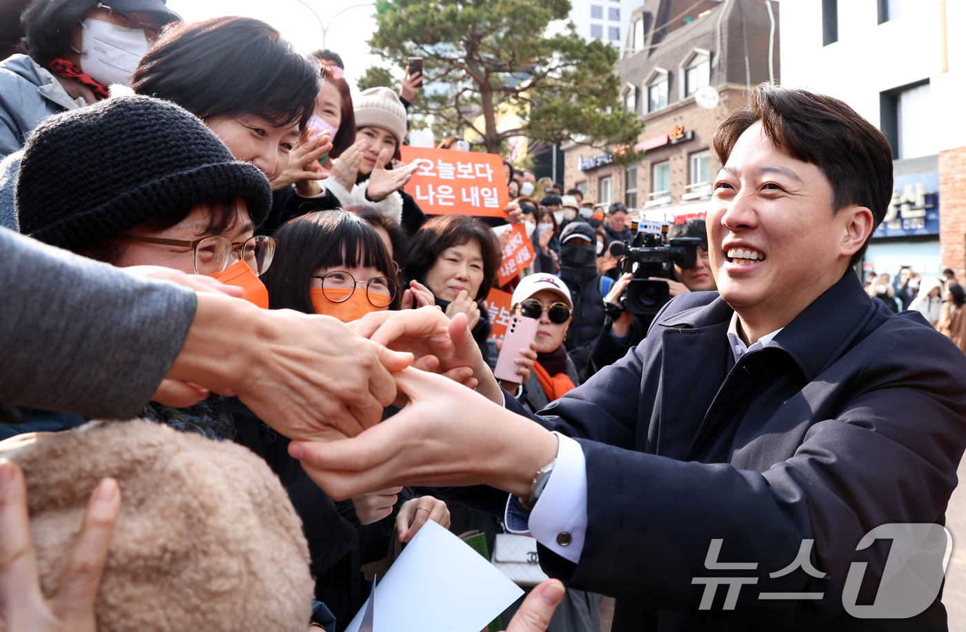 (서울=뉴스1) 김명섭 기자 = 이준석 개혁신당 국회의원이 2일 서울 마포구 홍대거리에서 현안 기자회견에 앞서 지지자들과 인사를 하고 있다. 2025.2.2/뉴스1