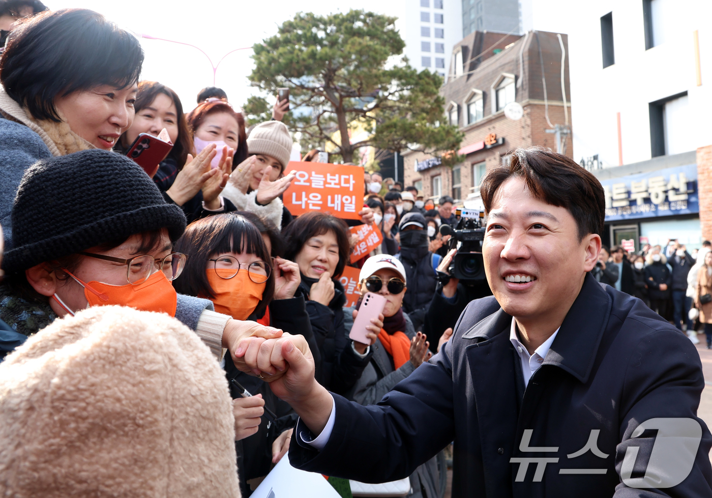 (서울=뉴스1) 김명섭 기자 = 이준석 개혁신당 국회의원이 2일 서울 마포구 홍대거리에서 현안 기자회견에 앞서 지지자들과 인사를 하고 있다. 2025.2.2/뉴스1