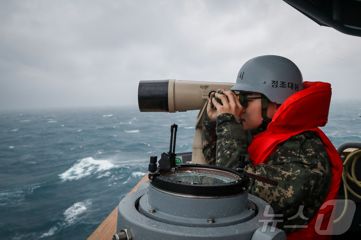 (서울=뉴스1) 사진공동취재단 = 지난 1일 제주 해상을 항진 중인 해군기동함대사령부 최신예 이지스구축함 정조대왕함(DDG-II·8200톤급)에서 실시된 전투배치 훈련에서 승조원이 …