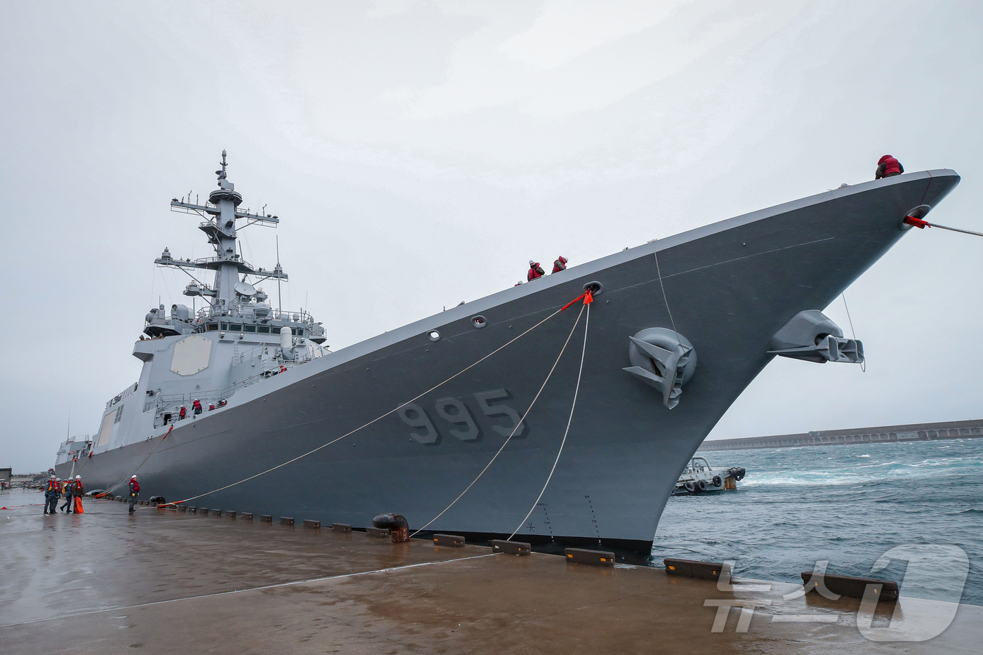 (서울=뉴스1) 사진공동취재단 = 지난 1일 해군기동함대사령부 최신예 이지스구축함 정조대왕함(DDG-II·8200톤급)이 모항인 해군제주기지에 입항하고 있다. 2025.2.2/뉴스 …