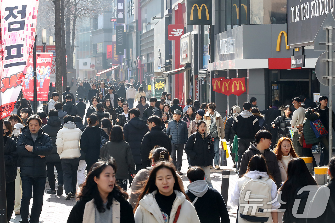 (대구=뉴스1) 공정식 기자 = 봄의 시작을 알리는 절기 입춘(立春)을 하루 앞둔 2일 오후 포근한 날씨가 찾아온 가운데 대구 중구 동성로가 휴일을 맞아 시민들로 붐비고 있다.기상 …