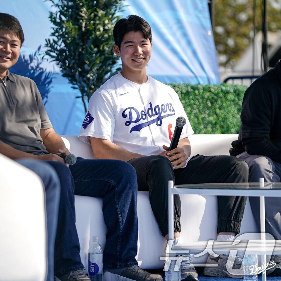 본문 이미지 - LA 다저스 김혜성이 2일(한국 시간) 미국 캘리포니아주 로스앤젤레스 다저스타디움에서 열린 2025 다저스 팬페스트에 참석해 미소 짓고 있다.  (LA 다저스 인스타그램) 2025.2.2/뉴스1 ⓒ News1 김진환 기자