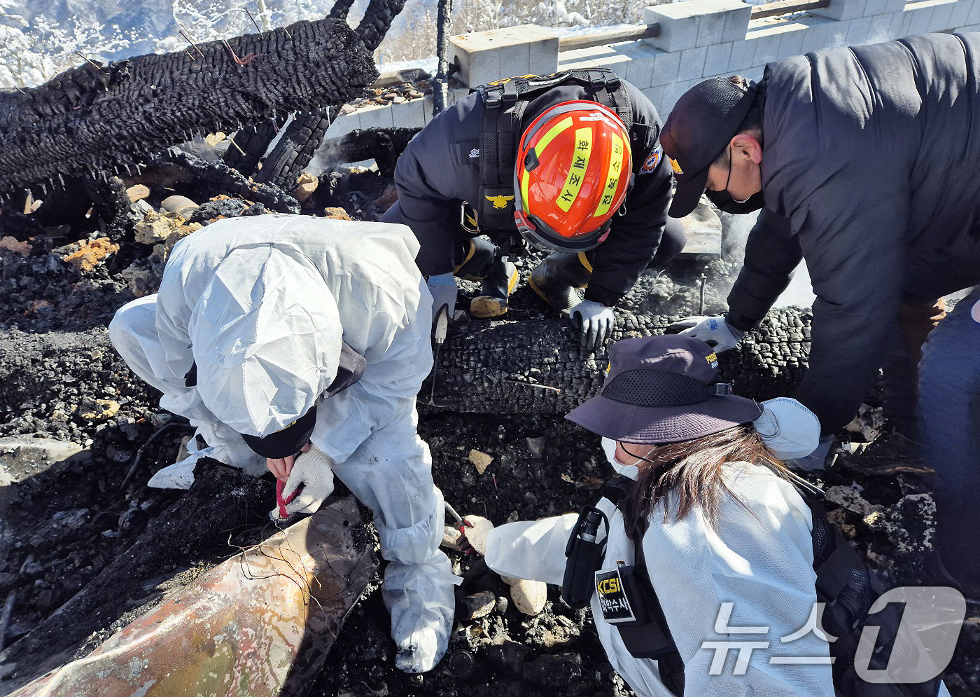 (덕유산=뉴스1) = 2일 전북 무주군 덕유산 설천봉 상제루 쉼터에서 경찰과 소방당국 관계자들이 합동감식을 진행되고 있다. (전북자치도 소방본부 제공)2025.2.2/뉴스1