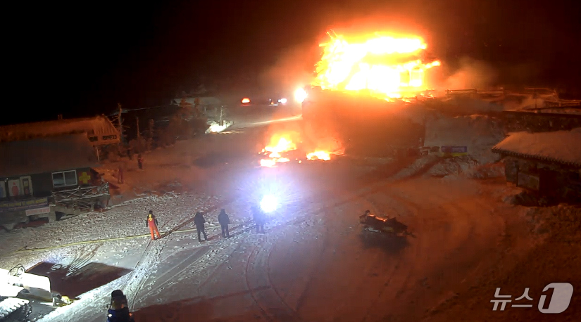 (덕유산=뉴스1) = 2일 0시23분께 전북 무주군 덕유산 설천봉 내 위치한 팔각정인 상제루에서 화재가 발생해 화염이 치솟고 있다.이 불로 인명피해는 다행히 없었으나 휴게시설인 상 …