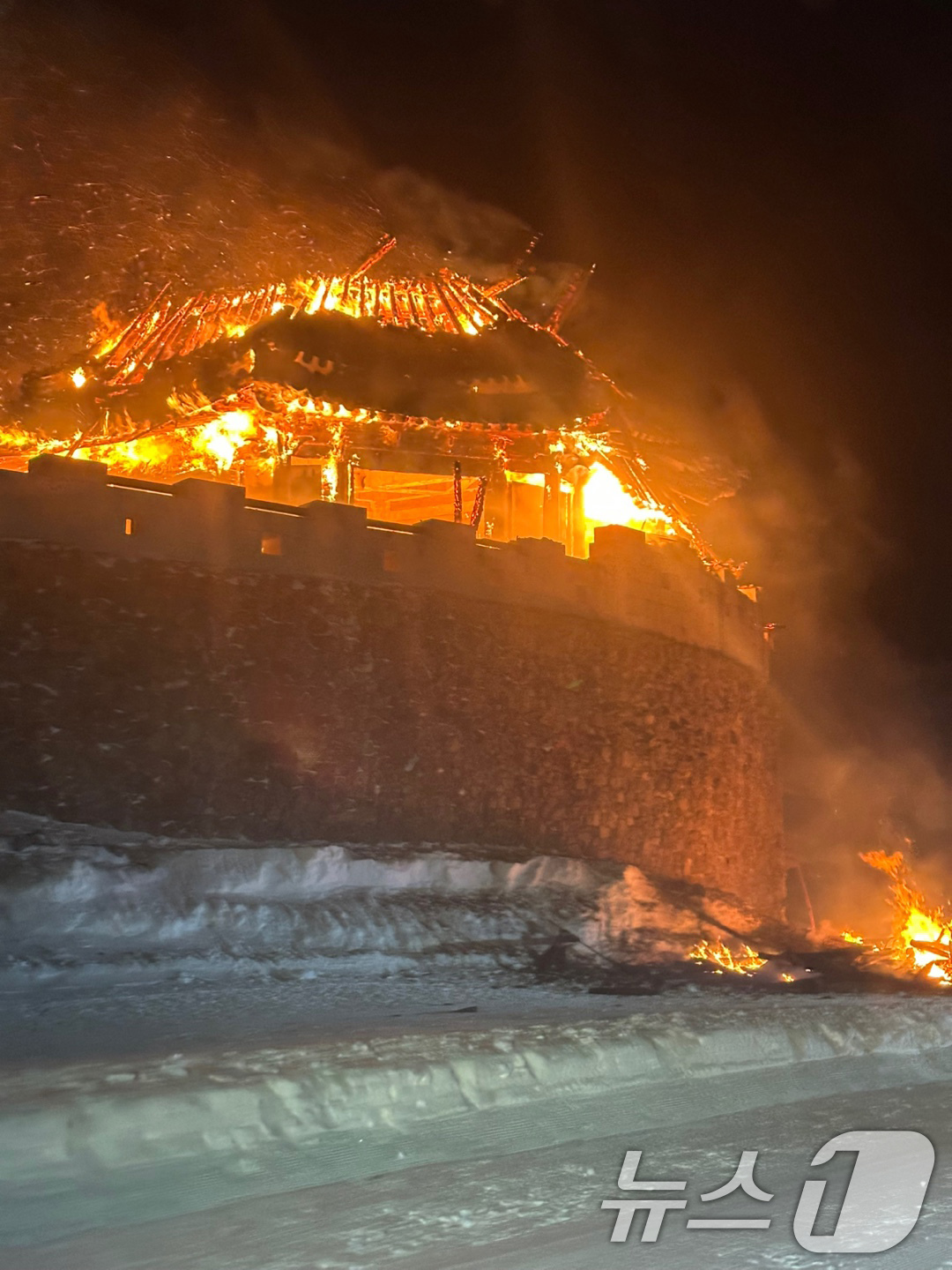 (덕유산=뉴스1) = 2일 0시23분께 전북 무주군 덕유산 설천봉 내 위치한 팔각정인 상제루에서 화재가 발생해 화염이 치솟고 있다.이 불로 인명피해는 다행히 없었으나 휴게시설인 상 …