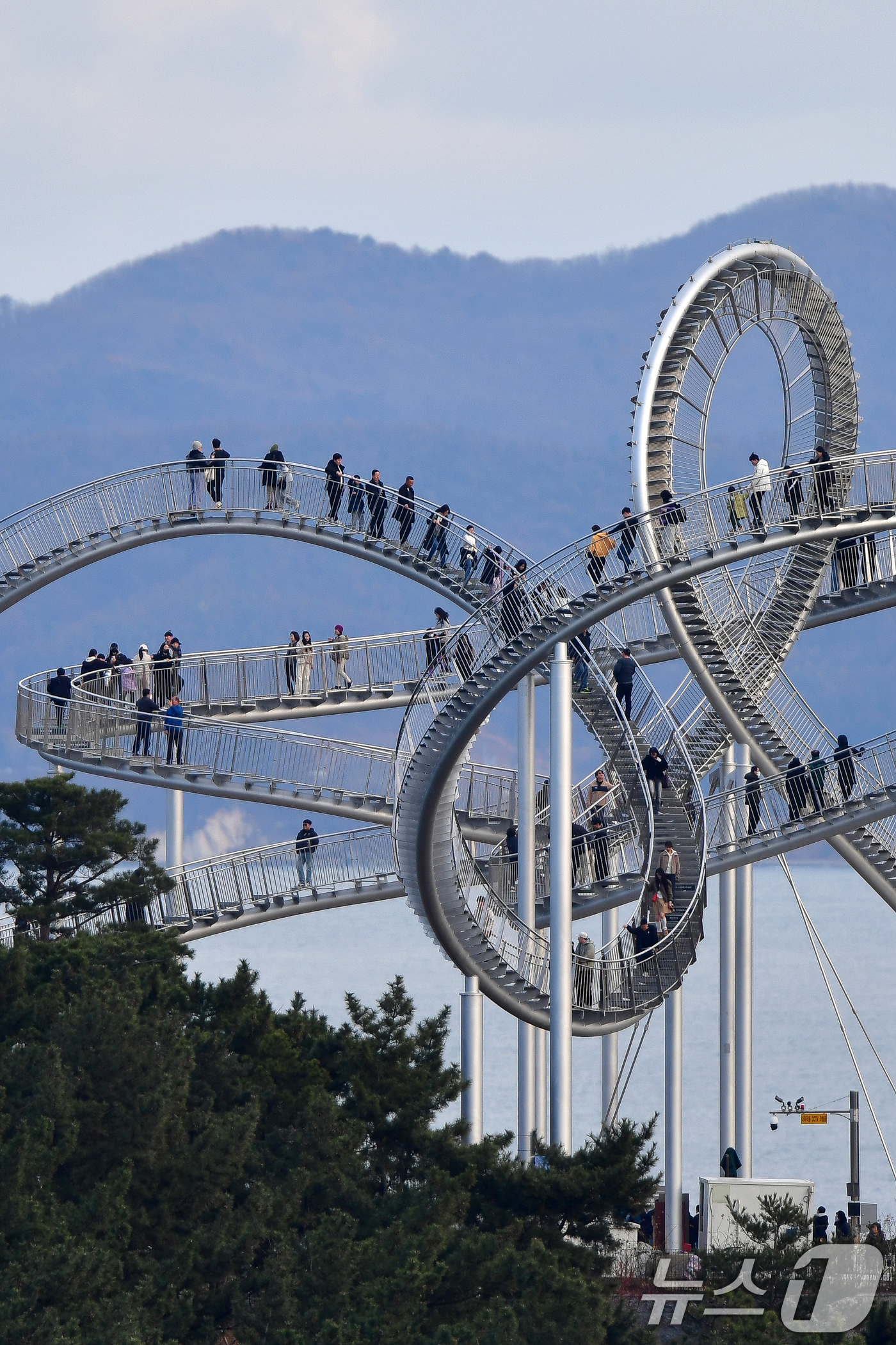 (포항=뉴스1) 최창호 기자 = 2일 오후 경북 포항시 북구 환호공원 스페이스워크에서 관광객들이 휴일을 보내고 있다.2021년 11월에 개장한 스페이스워크는 포스코가 117억원을 …