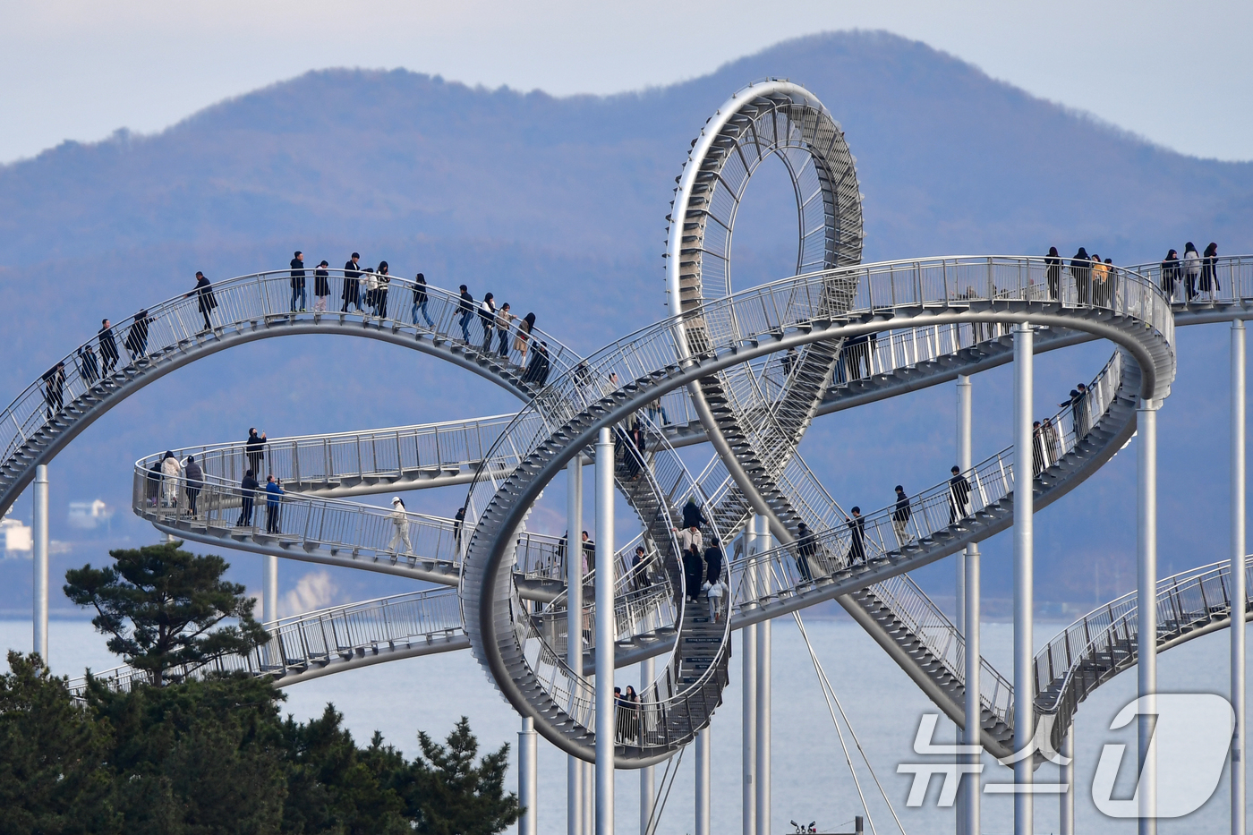 (포항=뉴스1) 최창호 기자 = 2일 오후 경북 포항시 북구 환호공원 스페이스워크에서 관광객들이 휴일을 보내고 있다.2021년 11월에 개장한 스페이스워크는 포스코가 117억원을 …