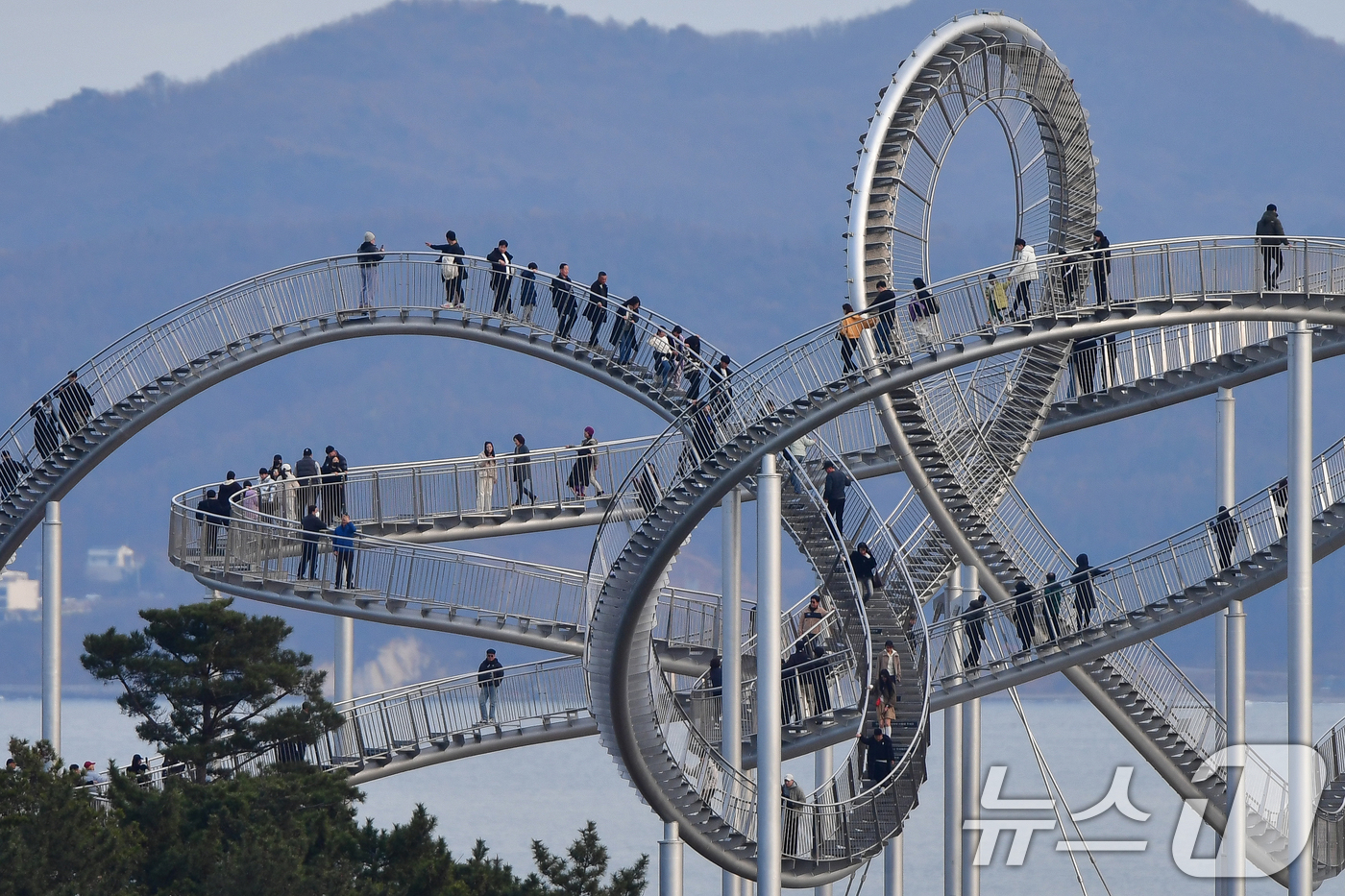 (포항=뉴스1) 최창호 기자 = 2일 오후 경북 포항시 북구 환호공원 스페이스워크에서 관광객들이 휴일을 보내고 있다.2021년 11월에 개장한 스페이스워크는 포스코가 117억원을 …