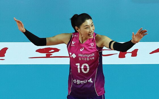 흥국생명, 정규시즌 홈 최종전 승리…'은퇴 선언' 김연경 19점 활약