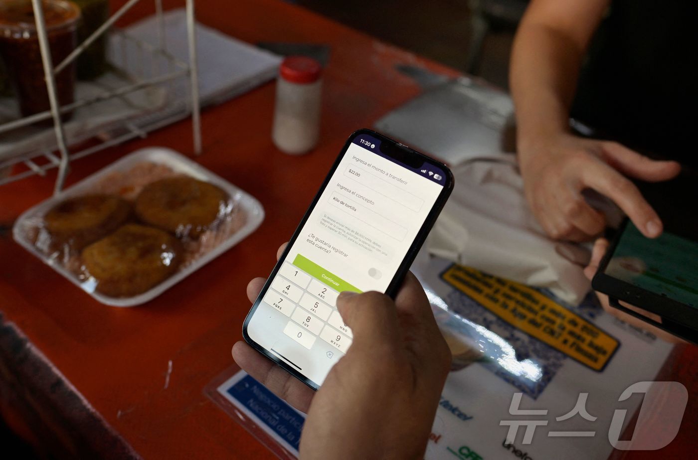본문 이미지 - 멕시코의 한 식당에서 소비자가 모바일 결제 앱으로 음식 값을 결제하고 있다. &#40;사진은 기사 내용과 무관함&#41; ⓒ AFP=뉴스1