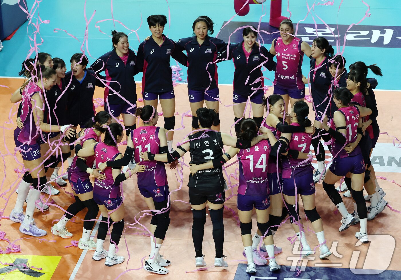 본문 이미지 - 2일 인천시 부평구 삼산월드체육관에서 열린 프로배구 여자부 '도드람 2024-2025 V-리그' 흥국생명과 정관장의 경기에서 세트스코어 3대1로 승리한 흥국생명 선수들이 환호하고 있다. 2025.2.2/뉴스1 ⓒ News1 박세연 기자