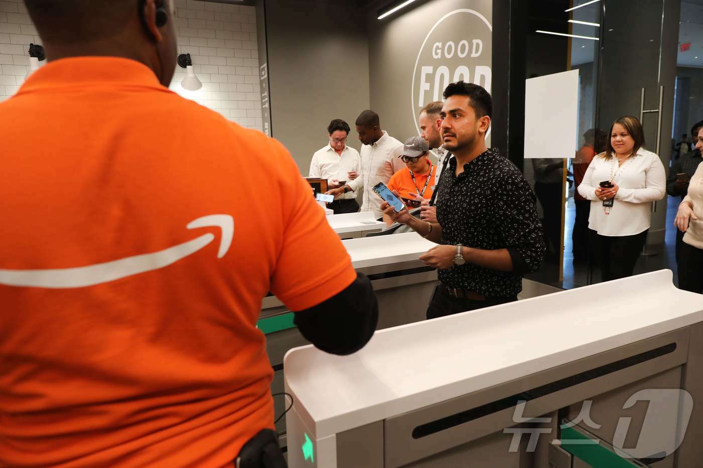 본문 이미지 - 현금 결제를 받지 않는 미국의 아마존 고 매장 ⓒ AFP=뉴스1