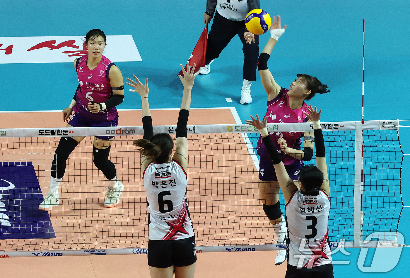 (인천=뉴스1) 박세연 기자 = 2일 인천시 부평구 삼산월드체육관에서 열린 프로배구 여자부 '도드람 2024-2025 V-리그' 흥국생명과 정관장의 경기에서 흥국생명 정윤주가 공격 …