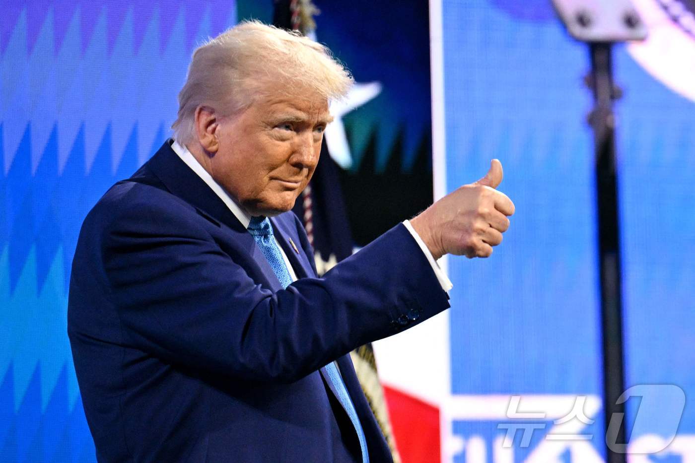포토] 사우디 국부펀드 행사 연설 중 엄지 세우는 트럼프 - 뉴스1
