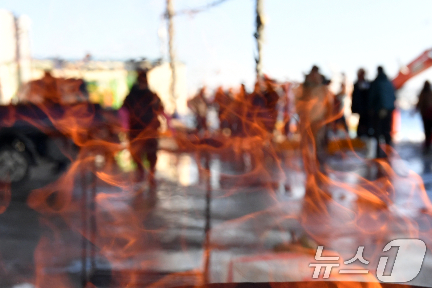 (포항=뉴스1) 최창호 기자 = 꽃샘추위가 찾아온 20일 오전 경북 포항시 죽도어시장 위판장에 상인들이 피워 놓은 모닥불이 타고 있다. 2025.2.20/뉴스1