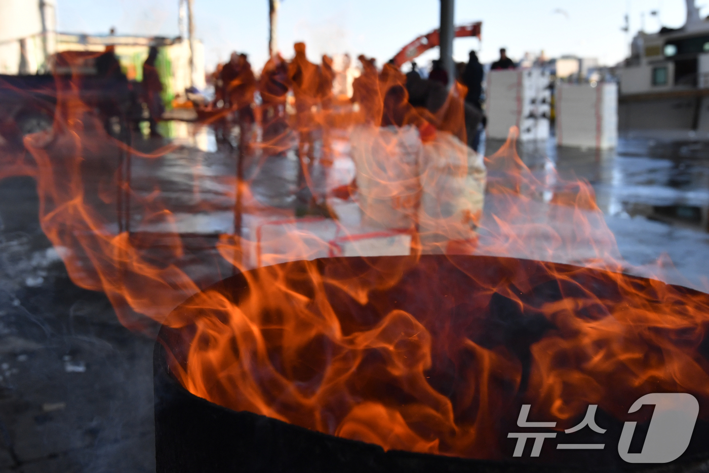 (포항=뉴스1) 최창호 기자 = 꽃샘추위가 찾아온 20일 오전 경북 포항시 죽도어시장 위판장에 상인들이 피워 놓은 모닥불이 타고 있다. 2025.2.20/뉴스1