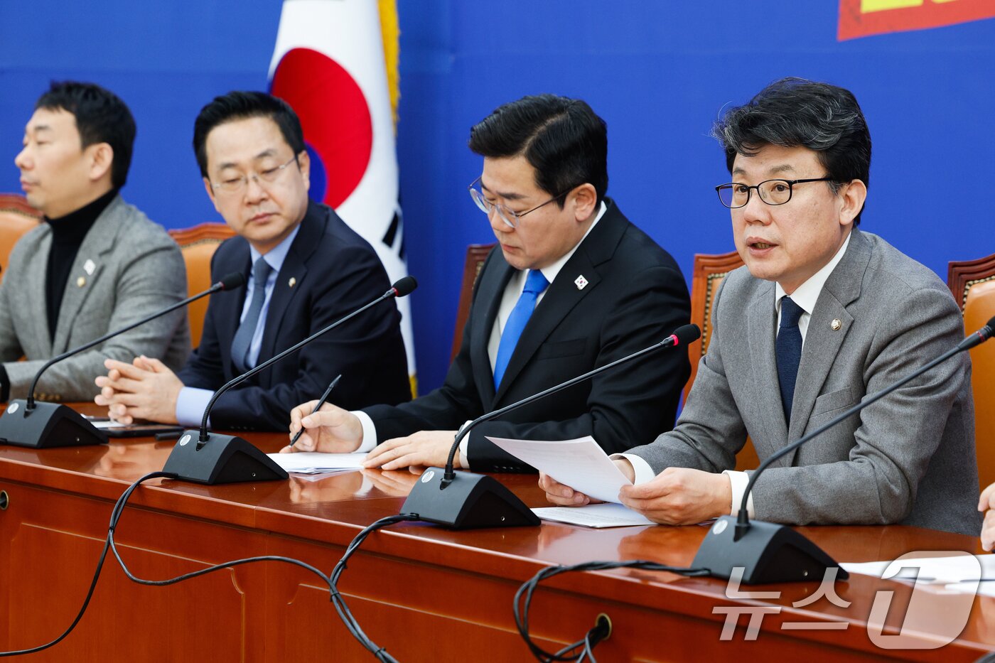 본문 이미지 - 진성준 더불어민주당 정책위의장이 20일 오전 서울 여의도 국회에서 열린 정책조정회의에 참석해 모두 발언하고 있다. 2025.2.20/뉴스1 ⓒ News1 안은나 기자