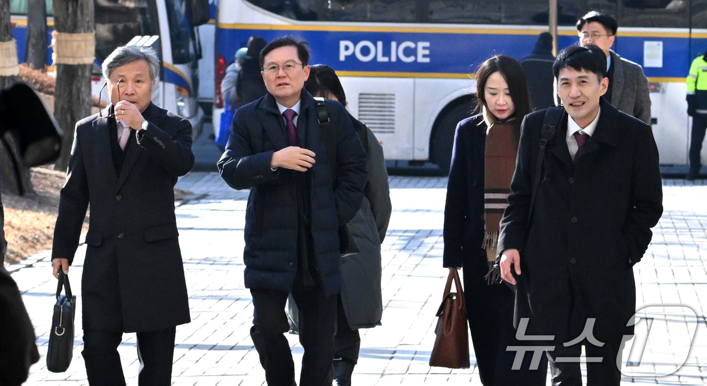 (서울=뉴스1) 사진공동취재단 = 윤석열 대통령 측 변호인 윤갑근 변호사(왼쪽 두 번째)가 20일 오전 서울 서초구 서울중앙지법에서 열린 윤 대통령 형사재판 공판준비기일 및 구속 …