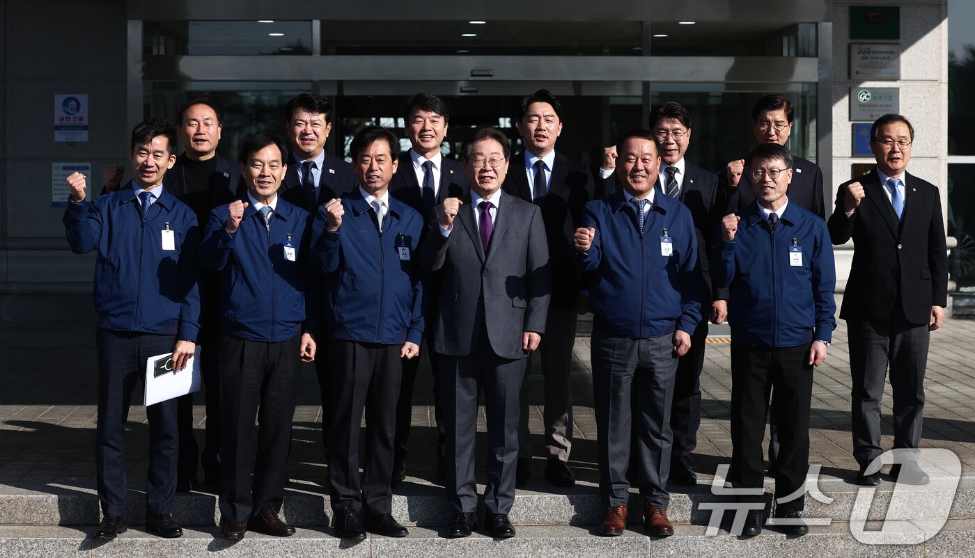 본문 이미지 - 이재명 더불어민주당 대표가 20일 오전 충남 아산시 현대자동차 아산공장을 방문, 이동석 사장 등 임직원들과 기념촬영을 하고 있다. 2025.2.20/뉴스1 ⓒ News1 김민지 기자