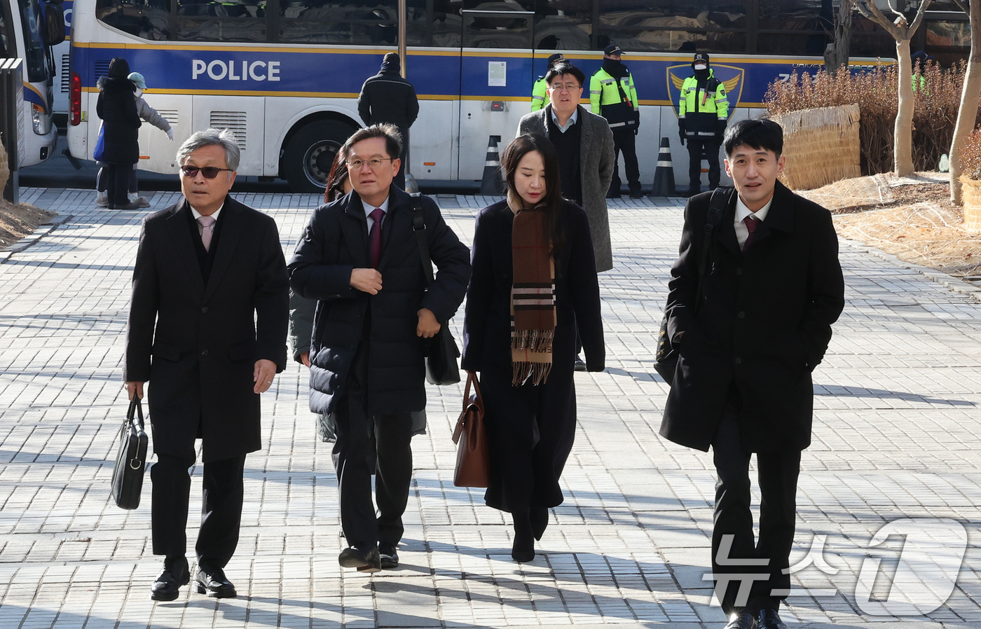 (서울=뉴스1) 사진공동취재단 = 윤석열 대통령 변호인단이 20일 오전 서울 서초구 서울중앙지법에서 열리는 윤 대통령 첫 공판준비기일과 구속취소 심문기일에 출석하기 위해 들어서고 …