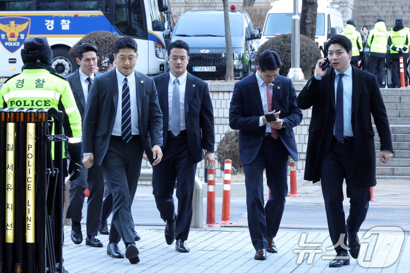 (서울=뉴스1) 사진공동취재단 = 내란 우두머리 혐의를 받는 윤석열 대통령의 형사재판 첫 공판준비기일인 20일 경호원들이 서울 서초구 서울중앙지방법원으로 들어서고 있다. 2025. …