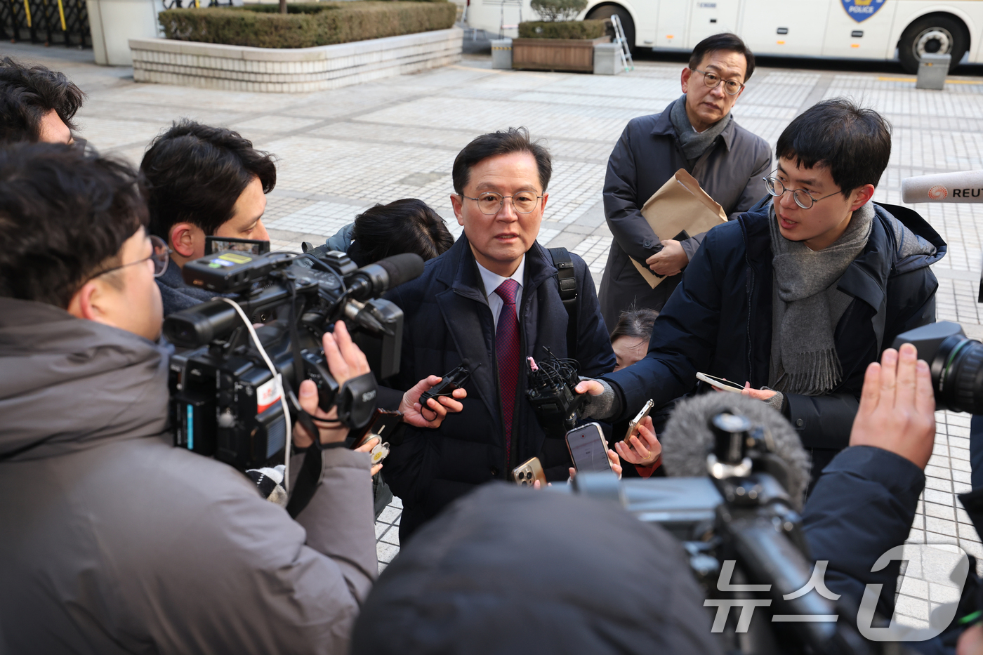 (서울=뉴스1) 사진공동취재단 = 윤석열 대통령 변호인단 윤갑근 변호사가 20일 오전 서울 서초구 서울중앙지법에서 열리는 윤 대통령 첫 공판준비기일과 구속취소 심문기일에 출석해 취 …