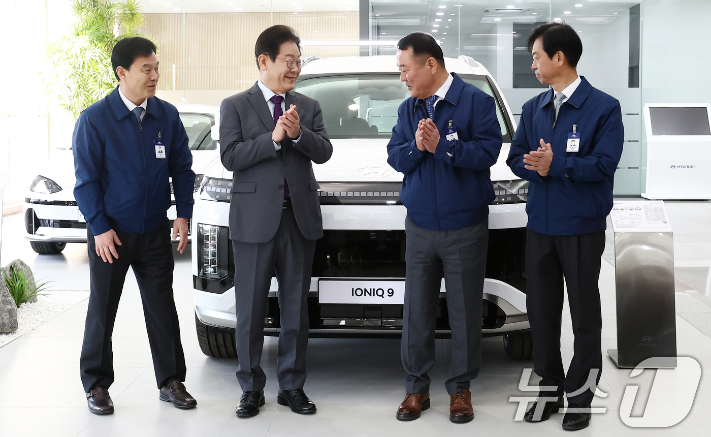 (아산=뉴스1) 김민지 기자 = 이재명 더불어민주당 대표가 20일 오전 충남 아산시 현대자동차 아산공장을 방문, 이동석 사장(왼쪽 세번째) 등 임직원들과 기념촬영을 하고 있다. 2 …