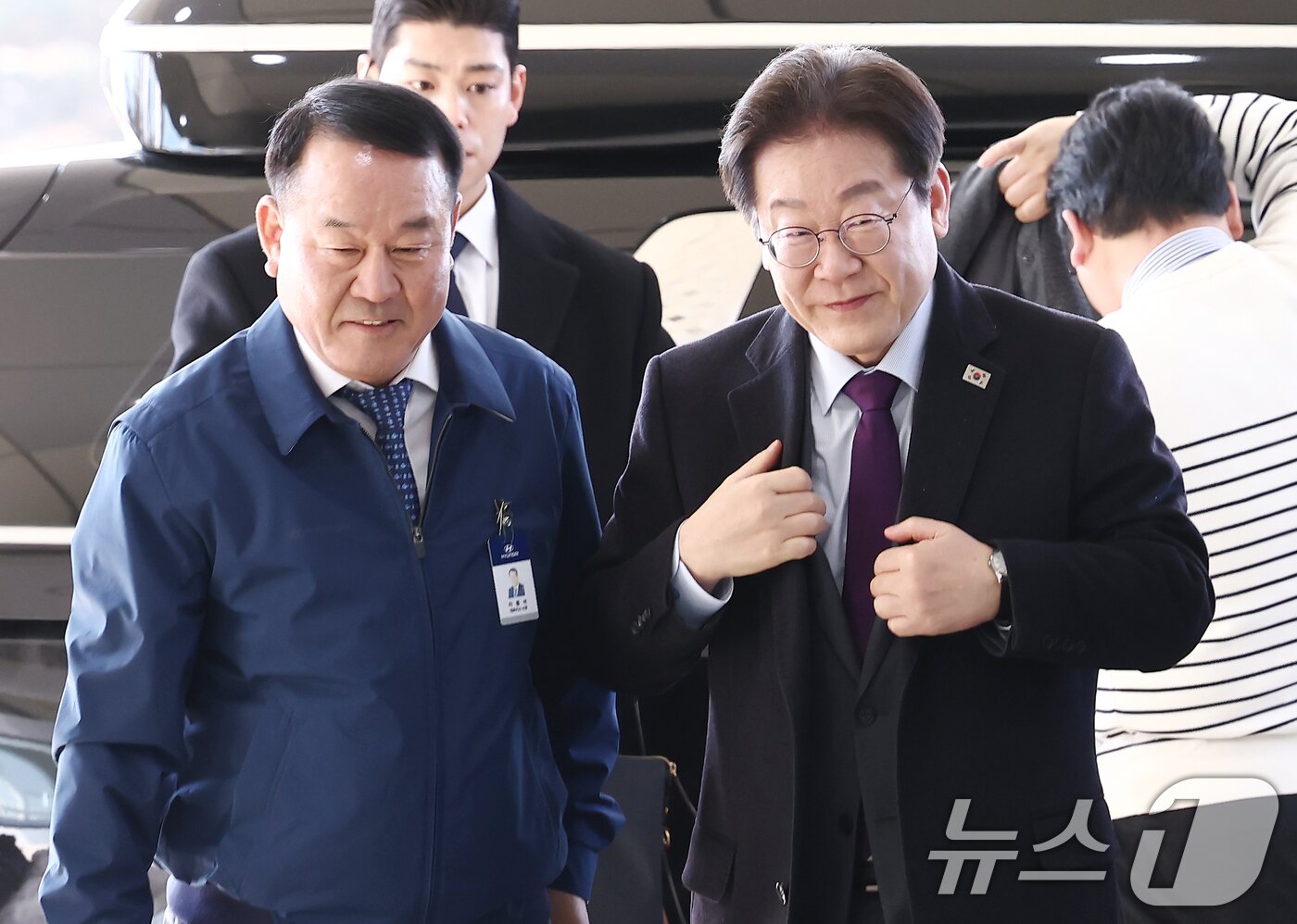 본문 이미지 - 이재명 더불어민주당 대표가 20일 오전 충남 아산시 현대자동차 아산공장을 방문해 이동석 사장과 들어서고 있다. 2025.2.20/뉴스1 ⓒ News1 김민지 기자